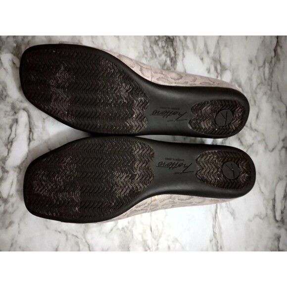 Trotters Animal Print Slip On Flats Buckle Slight Iridescent Shimmer Size 7.5W - Picture 11 of 11